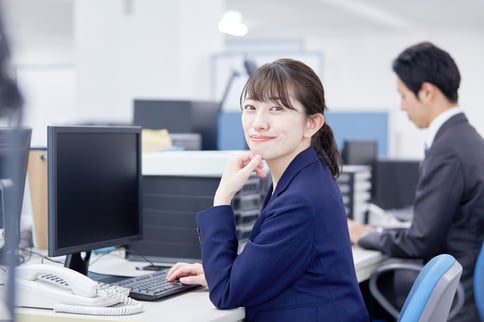 女性_オフィス_笑顔