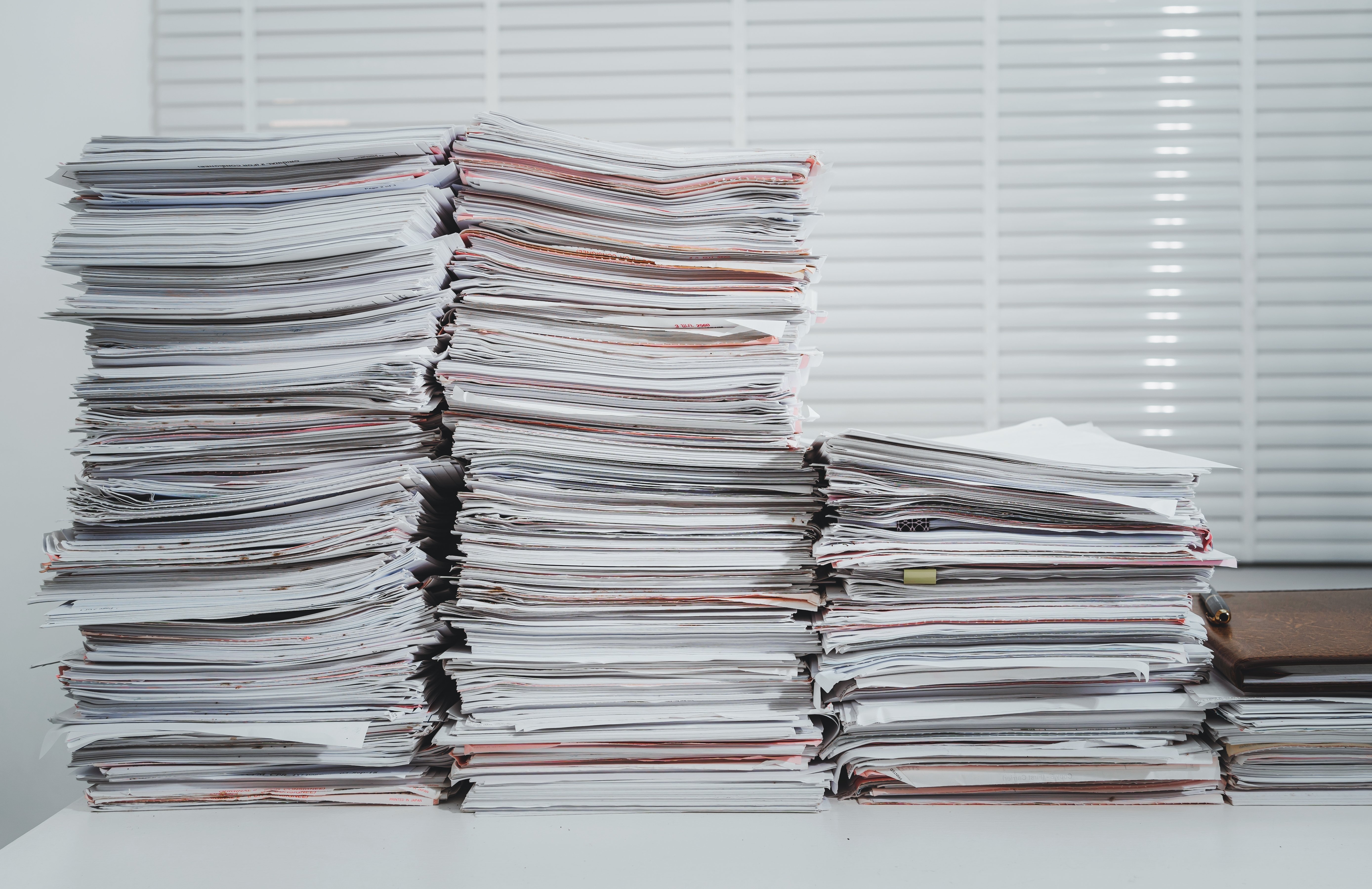 山積み書類